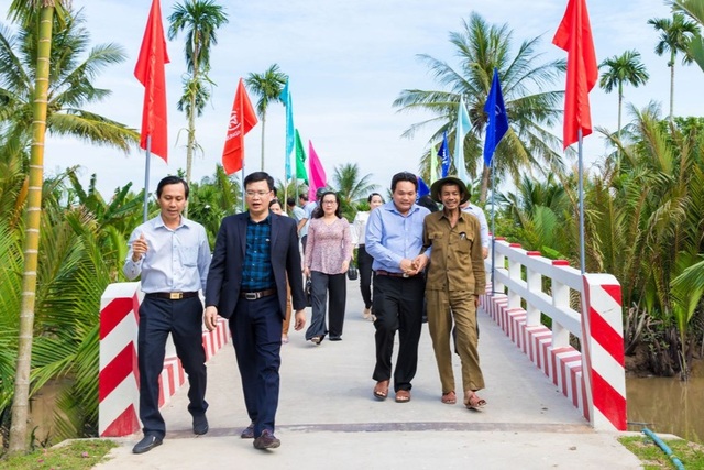 Bến Tre: DN rót 7,3 tỷ đồng xây dựng 8 công trình an sinh cho quê hương - 2 Bến Tre: DN rót 7,3 tỷ đồng xây dựng 8 công trình an sinh cho quê hương - 2