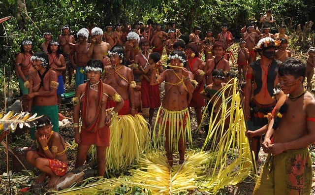 Những tập tục kỳ lạ của bộ tộc sống biệt lập trong rừng sâu Amazon - 2