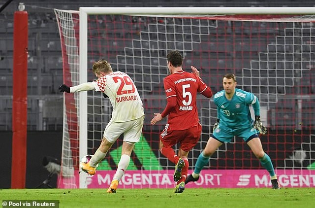 Lewandowski lập cú đúp, Bayern Munich ngược dòng khó tin - 1 Lewandowski lập cú đúp, Bayern Munich ngược dòng khó tin - 1