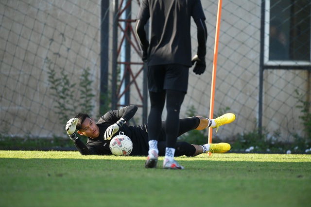 Văn Lâm tích cực tập luyện, quyết giành lại vị trí tại Muangthong United - 2 Văn Lâm tích cực tập luyện, quyết giành lại vị trí tại Muangthong United - 2