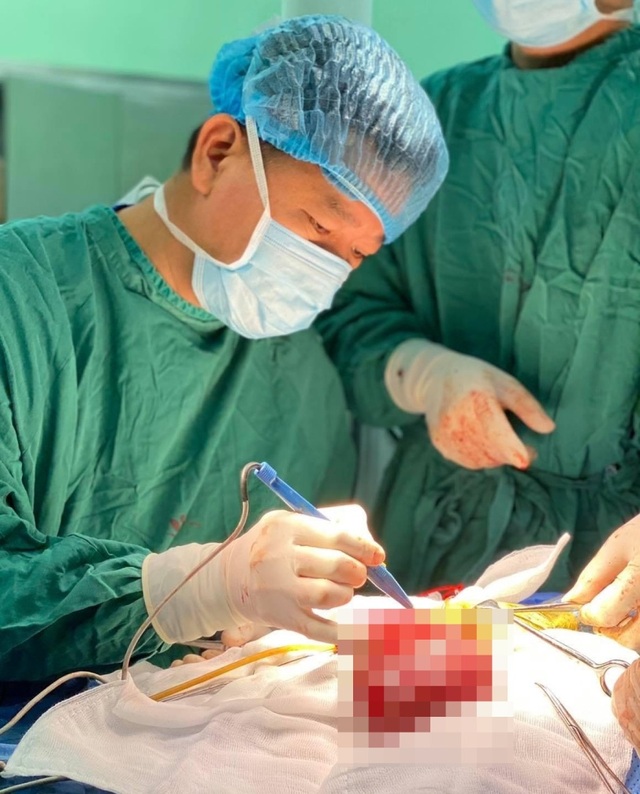 Bé trai 14 ngày tuổi đã phải trải qua ca đại phẫu cắt gan - 1 Bé trai 14 ngày tuổi đã phải trải qua ca đại phẫu cắt gan - 1