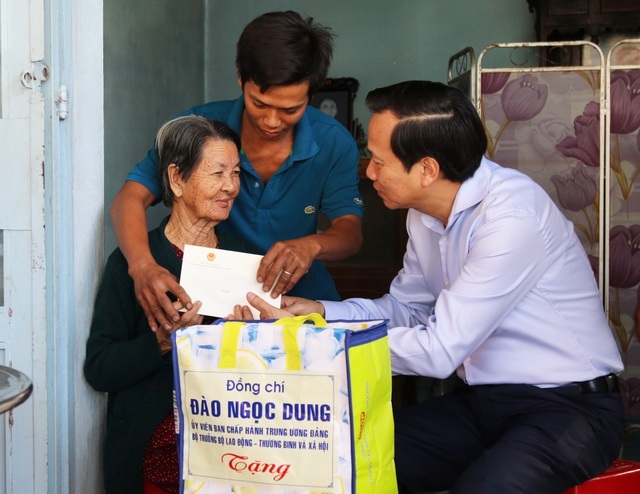 Tây Ninh: Chăm lo Tết cho người dân gặp khó vì Covid-19 - 1 Tây Ninh: Chăm lo Tết cho người dân gặp khó vì Covid-19 - 1