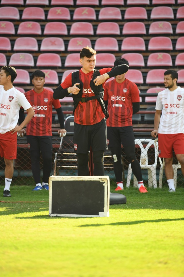 Văn Lâm tích cực tập luyện, quyết giành lại vị trí tại Muangthong United - 4 Văn Lâm tích cực tập luyện, quyết giành lại vị trí tại Muangthong United - 4