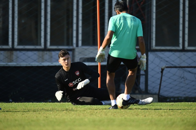 Văn Lâm tích cực tập luyện, quyết giành lại vị trí tại Muangthong United - 12 Văn Lâm tích cực tập luyện, quyết giành lại vị trí tại Muangthong United - 12