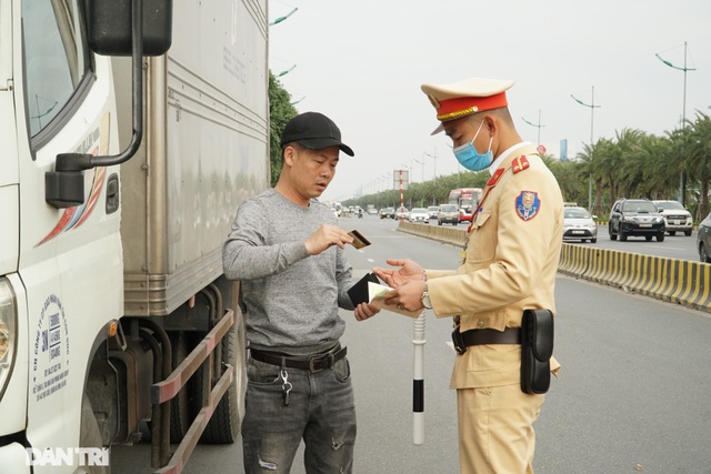 Hàng loạt ôtô dừng đỗ sai quy định bị xử phạt trong ngày làm việc đầu năm - 1 Hàng loạt ôtô dừng đỗ sai quy định bị xử phạt trong ngày làm việc đầu năm - 1