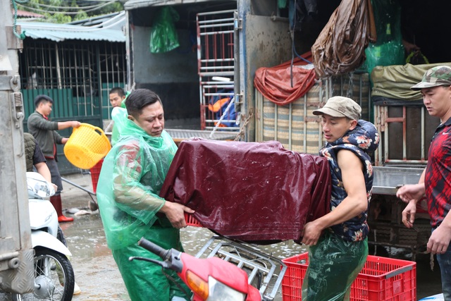 Mưu sinh trong giá rét giữa chợ cá lớn nhất Thủ đô - 16 Mưu sinh trong giá rét giữa chợ cá lớn nhất Thủ đô - 16
