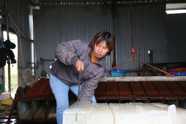 Hà Nội: Đông giá hơn 10 độ C, thợ nước đá vẫn miệt mài làm việc - 12 Hà Nội: Đông giá hơn 10 độ C, thợ nước đá vẫn miệt mài làm việc - 12