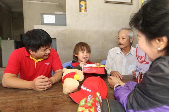 Cùng Vietjet mang Tết ấm cho em đến với trẻ em nghèo - 2 Cùng Vietjet mang Tết ấm cho em đến với trẻ em nghèo - 2