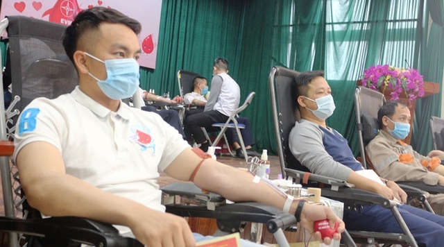 150 đoàn viên, thanh niên Điện lực Hà Nam tham gia hiến máu tình nguyện - 2 150 đoàn viên, thanh niên Điện lực Hà Nam tham gia hiến máu tình nguyện - 2