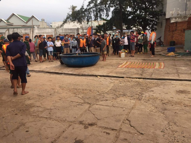 Tìm thấy thi thể 2 du khách bị cuốn trôi khi đi tắm biển đầu năm - 3 Tìm thấy thi thể 2 du khách bị cuốn trôi khi đi tắm biển đầu năm - 3