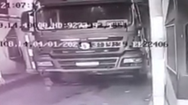 Xe tải trôi tự do cán chết tài xế trên cao tốc - 1 Xe tải trôi tự do cán chết tài xế trên cao tốc - 1