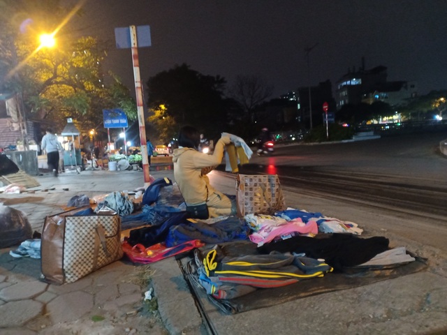 Những người bán quần áo dạo trong giá rét - 3 Những người bán quần áo dạo trong giá rét - 3