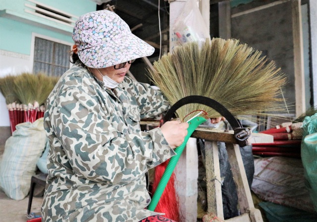 Người lao động làng chổi lớn nhất xứ Quảng khó khăn khi Tết cận kề - 3 Người lao động làng chổi lớn nhất xứ Quảng khó khăn khi Tết cận kề - 3