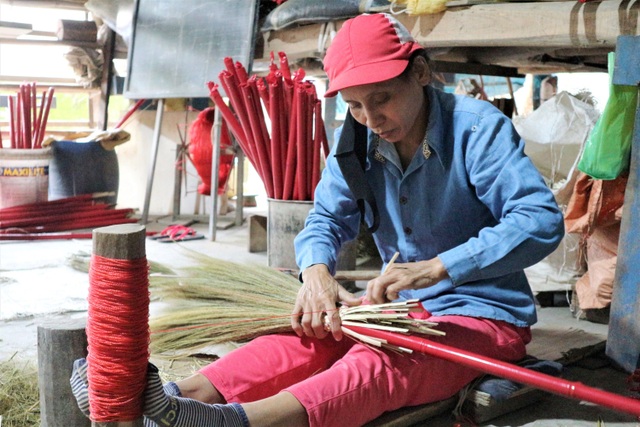 Người lao động làng chổi lớn nhất xứ Quảng khó khăn khi Tết cận kề - 4 Người lao động làng chổi lớn nhất xứ Quảng khó khăn khi Tết cận kề - 4