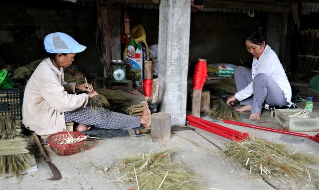 Người lao động làng chổi lớn nhất xứ Quảng khó khăn khi Tết cận kề - 5 Người lao động làng chổi lớn nhất xứ Quảng khó khăn khi Tết cận kề - 5
