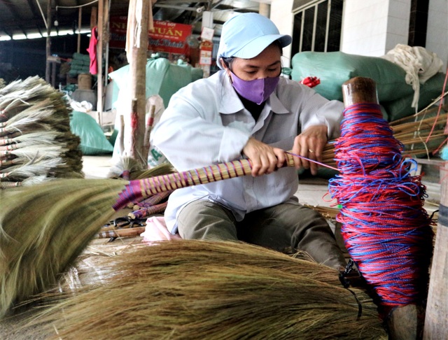 Người lao động làng chổi lớn nhất xứ Quảng khó khăn khi Tết cận kề - 6 Người lao động làng chổi lớn nhất xứ Quảng khó khăn khi Tết cận kề - 6