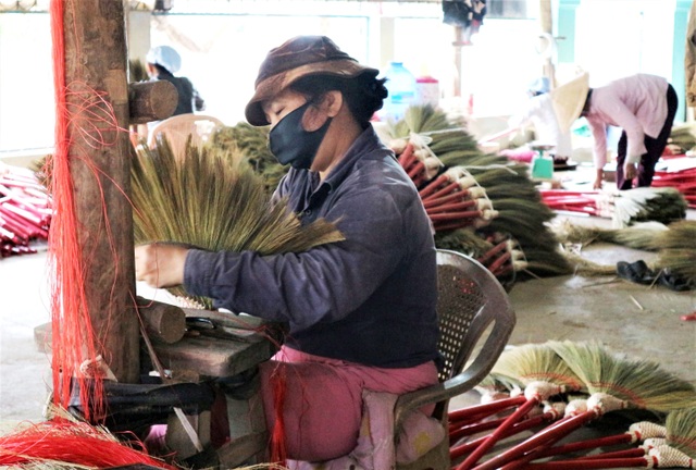 Người lao động làng chổi lớn nhất xứ Quảng khó khăn khi Tết cận kề - 7 Người lao động làng chổi lớn nhất xứ Quảng khó khăn khi Tết cận kề - 7