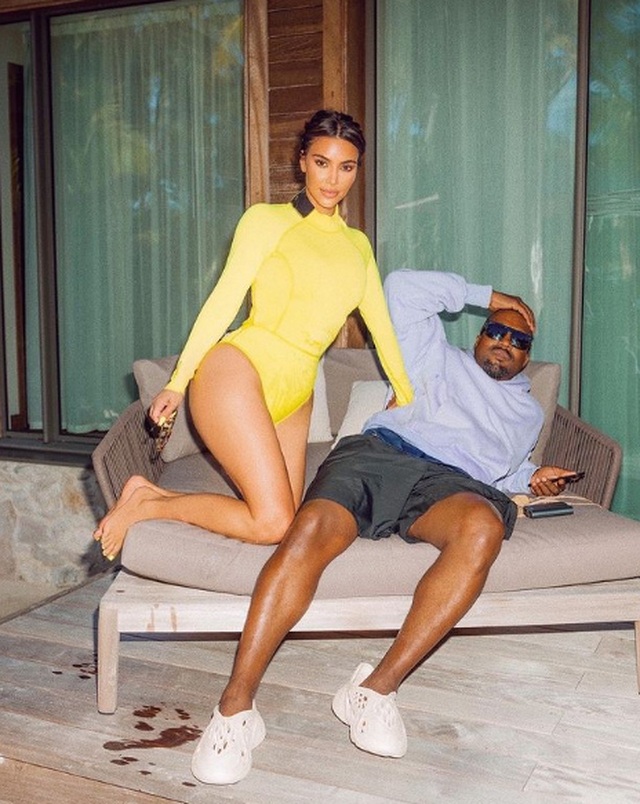 Kim Kardashian không còn đeo nhẫn cưới - 7 Kim Kardashian không còn đeo nhẫn cưới - 7