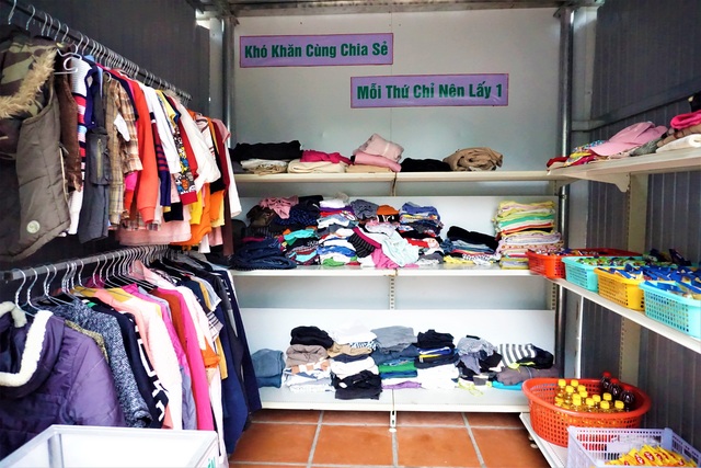 Ấm lòng gian hàng miễn phí cho người lao động nghèo - 2 Ấm lòng gian hàng miễn phí cho người lao động nghèo - 2