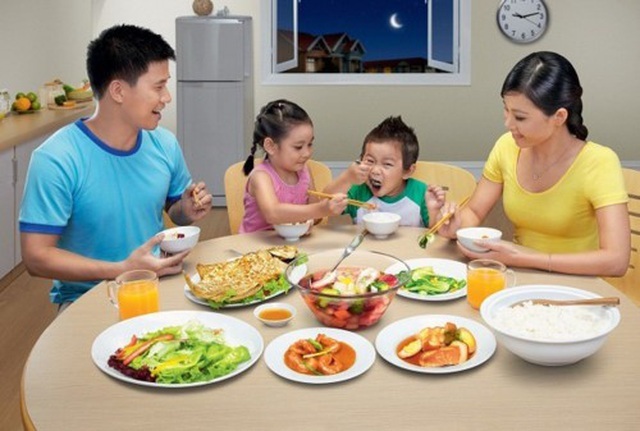 Những nguyên tắc vàng dạy trẻ bên bàn ăn - 2 Những nguyên tắc vàng dạy trẻ bên bàn ăn - 2