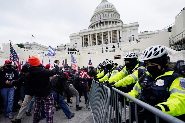 Tòa nhà quốc hội Mỹ tê liệt vì người biểu tình ủng hộ ông Trump - 1