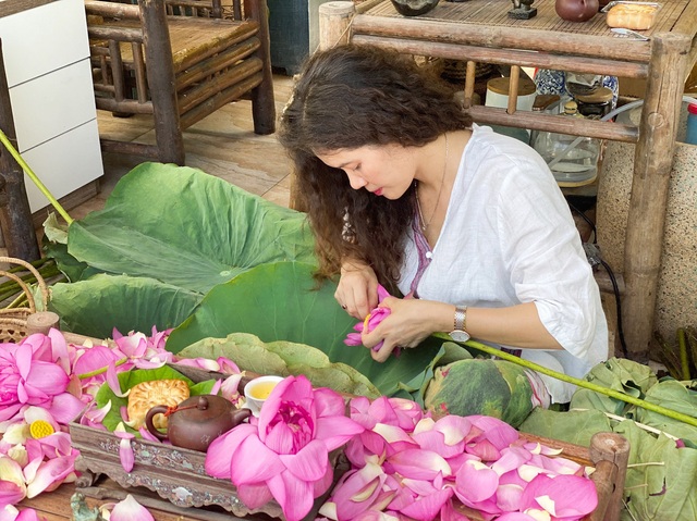 Vườn hoa khổng lồ trên sân thượng của người phụ nữ Hà Nội - 2 Vườn hoa khổng lồ trên sân thượng của người phụ nữ Hà Nội - 2