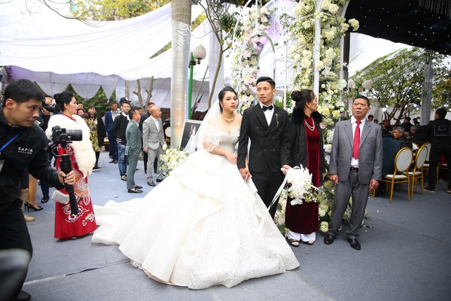 Vợ Bùi Tiến Dũng mặc váy xẻ vai, chịu lạnh trong lễ cưới ở Bắc Ninh - 4 Vợ Bùi Tiến Dũng mặc váy xẻ vai, chịu lạnh trong lễ cưới ở Bắc Ninh - 4