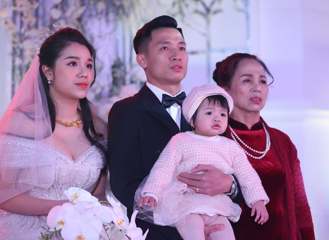 Đám cưới Tiến Dũng và Khánh Linh: Gần 2000 khách, bất ngờ quà cảm ơn - 1 Đám cưới Tiến Dũng và Khánh Linh: Gần 2000 khách, bất ngờ quà cảm ơn - 1