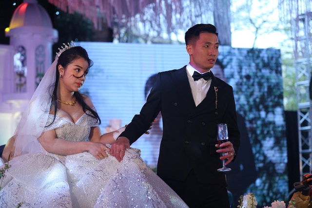 Vợ Bùi Tiến Dũng mặc váy xẻ vai, chịu lạnh trong lễ cưới ở Bắc Ninh - 8 Vợ Bùi Tiến Dũng mặc váy xẻ vai, chịu lạnh trong lễ cưới ở Bắc Ninh - 8