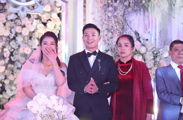 Đám cưới Tiến Dũng và Khánh Linh: Gần 2000 khách, bất ngờ quà cảm ơn - 8 Đám cưới Tiến Dũng và Khánh Linh: Gần 2000 khách, bất ngờ quà cảm ơn - 8
