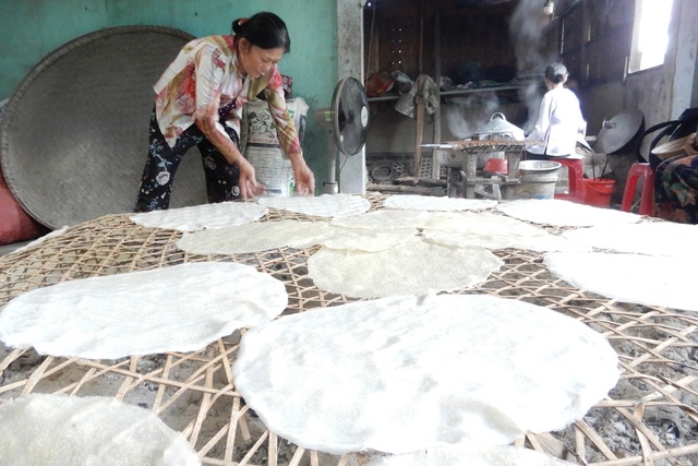 Làng bánh tráng Túy Loan: Dậy từ 2 giờ sáng tráng bánh phục vụ Tết - 6 Làng bánh tráng Túy Loan: Dậy từ 2 giờ sáng tráng bánh phục vụ Tết - 6