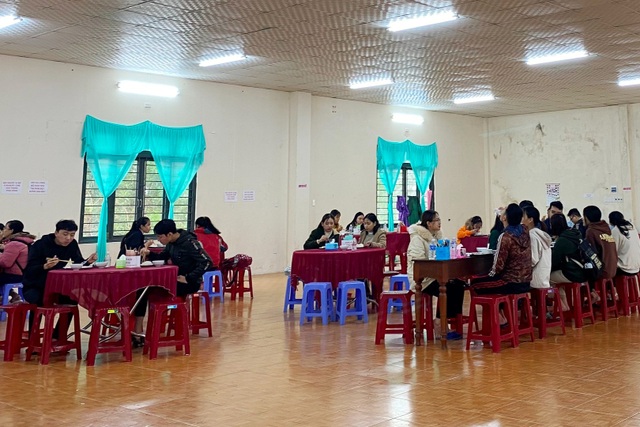 Người lao động nghèo, sinh viên xa nhà ấm lòng với Quán cơm 5000 - 11 Người lao động nghèo, sinh viên xa nhà ấm lòng với Quán cơm 5000 - 11