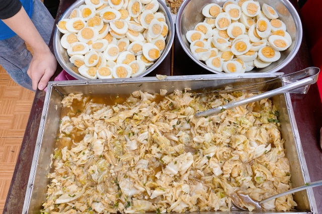 Người lao động nghèo, sinh viên xa nhà ấm lòng với Quán cơm 5000 - 5 Người lao động nghèo, sinh viên xa nhà ấm lòng với Quán cơm 5000 - 5