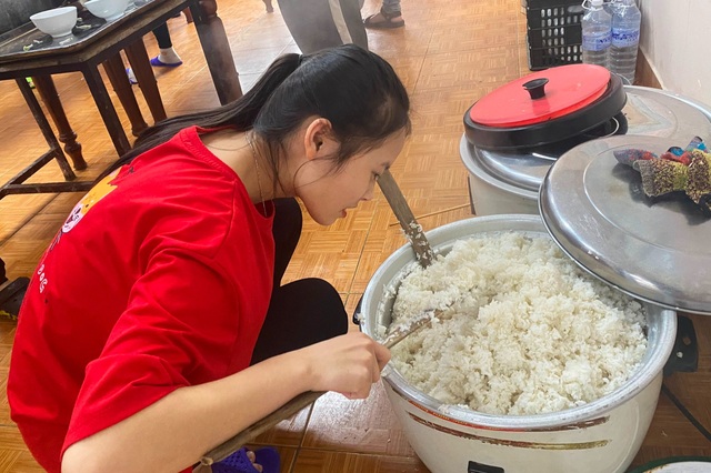 Người lao động nghèo, sinh viên xa nhà ấm lòng với Quán cơm 5000 - 3 Người lao động nghèo, sinh viên xa nhà ấm lòng với Quán cơm 5000 - 3