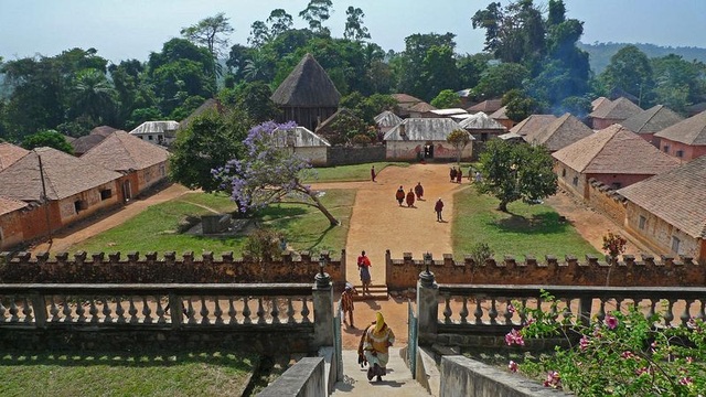 Cung điện độc đáo toàn nhà cấp 4 của ông vua có 100 vợ và 500 con - 1 Cung điện độc đáo toàn nhà cấp 4 của ông vua có 100 vợ và 500 con - 1