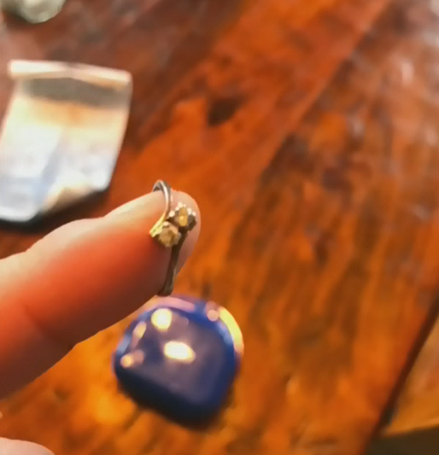 Đi lướt ván, chàng trai nhặt được... nhẫn kim cương giữa biển khơi - 2 Đi lướt ván, chàng trai nhặt được... nhẫn kim cương giữa biển khơi - 2