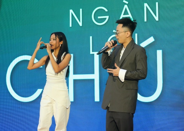 Đông Nhi khoe vóc dáng thon gọn bất ngờ, tình tứ bên Ông Cao Thắng - 9 Đông Nhi khoe vóc dáng thon gọn bất ngờ, tình tứ bên Ông Cao Thắng - 9