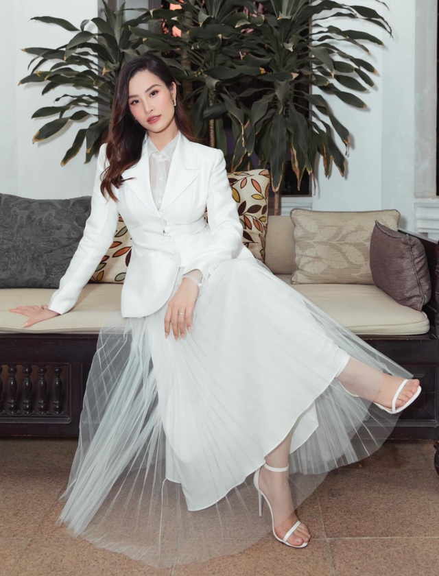 Đông Nhi khoe vóc dáng thon gọn bất ngờ, tình tứ bên Ông Cao Thắng - 3 Đông Nhi khoe vóc dáng thon gọn bất ngờ, tình tứ bên Ông Cao Thắng - 3