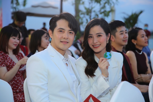 Đông Nhi khoe vóc dáng thon gọn bất ngờ, tình tứ bên Ông Cao Thắng - 5 Đông Nhi khoe vóc dáng thon gọn bất ngờ, tình tứ bên Ông Cao Thắng - 5