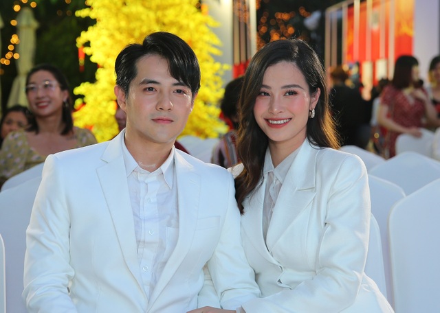 Đông Nhi khoe vóc dáng thon gọn bất ngờ, tình tứ bên Ông Cao Thắng - 4 Đông Nhi khoe vóc dáng thon gọn bất ngờ, tình tứ bên Ông Cao Thắng - 4