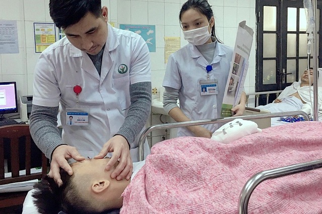 Liên tiếp các trường hợp chấn thương nặng vào viện cấp cứu do pháo tự chế - 2 Liên tiếp các trường hợp chấn thương nặng vào viện cấp cứu do pháo tự chế - 2