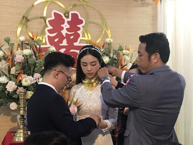 Mỹ nhân Việt đeo vàng trĩu cổ trong lễ Vu quy - 1