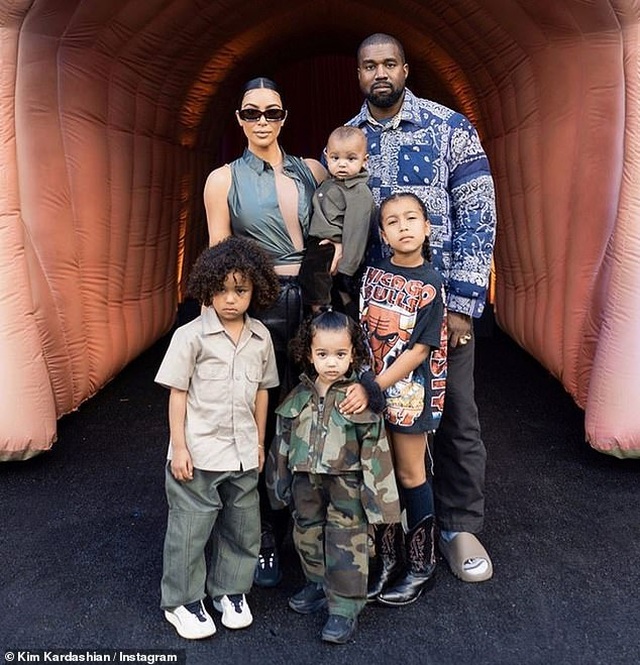 Kim Kardashian liên tục đăng ảnh gợi cảm giữa tin đồn hôn nhân rạn nứt - 5 Kim Kardashian liên tục đăng ảnh gợi cảm giữa tin đồn hôn nhân rạn nứt - 5