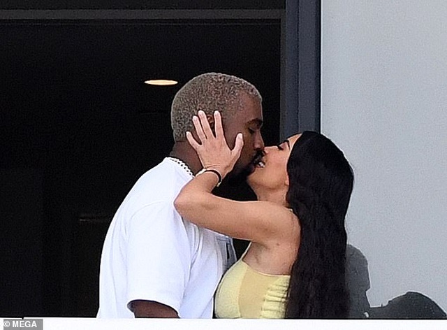 Kim Kardashian liên tục đăng ảnh gợi cảm giữa tin đồn hôn nhân rạn nứt - 6 Kim Kardashian liên tục đăng ảnh gợi cảm giữa tin đồn hôn nhân rạn nứt - 6