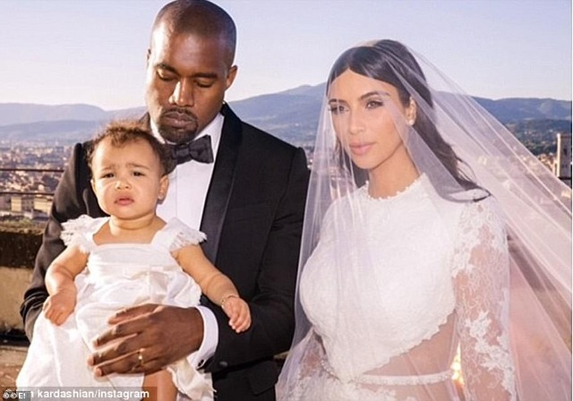Kim Kardashian liên tục đăng ảnh gợi cảm giữa tin đồn hôn nhân rạn nứt - 7 Kim Kardashian liên tục đăng ảnh gợi cảm giữa tin đồn hôn nhân rạn nứt - 7