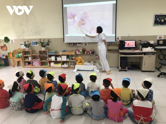 60 tuổi mới về hưu, giáo viên mầm non lo múa hát thế nào - 1