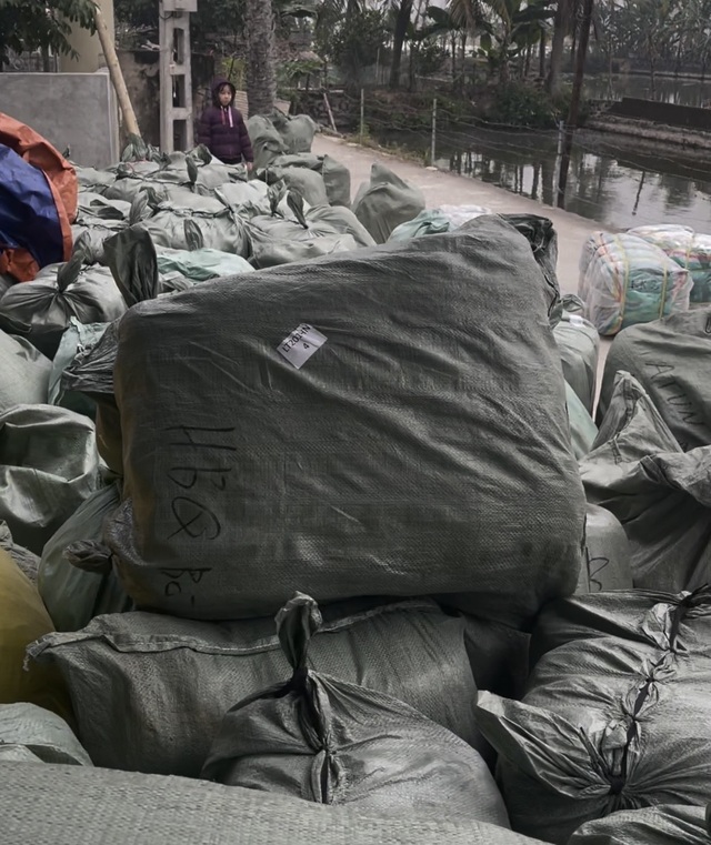 Phá kho hàng quần áo sida khủng: Cả chục tấn, trăm bao tải chất đống - 2