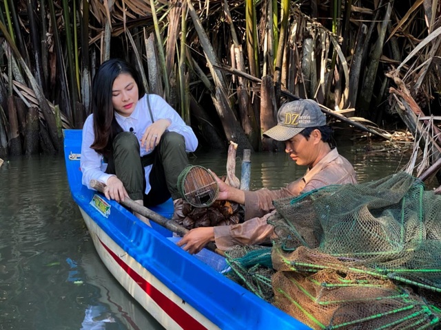 Vân Trang đi bán cá bóng hàng rong giúp đỡ gia đình chài lưới vô gia cư - 2 Vân Trang đi bán cá bóng hàng rong giúp đỡ gia đình chài lưới vô gia cư - 2