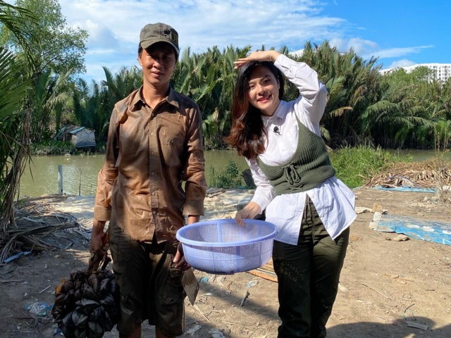 Vân Trang đi bán cá bóng hàng rong giúp đỡ gia đình chài lưới vô gia cư - 3 Vân Trang đi bán cá bóng hàng rong giúp đỡ gia đình chài lưới vô gia cư - 3