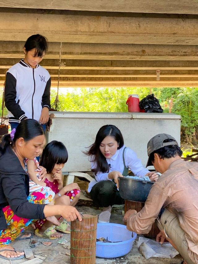 Vân Trang đi bán cá bóng hàng rong giúp đỡ gia đình chài lưới vô gia cư - 4 Vân Trang đi bán cá bóng hàng rong giúp đỡ gia đình chài lưới vô gia cư - 4